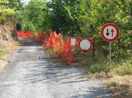 Strada di accesso al Santuario di Santa Lucia: persiste dal 2009 il divieto di accesso ai veicoli