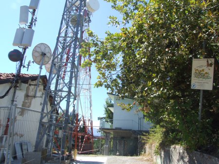 Ripetitori con a destra il cartello della Comunità Montana delle Valli Monregalesi