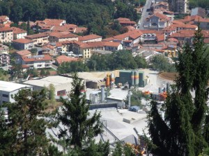 Cava adiacente all'abitato