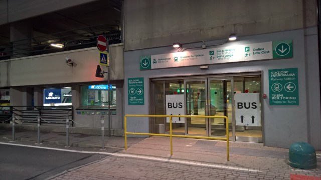 Passaggio per raggiungere la stazione dal piano terra degli arrivi dell'Aeroporto di Caselle