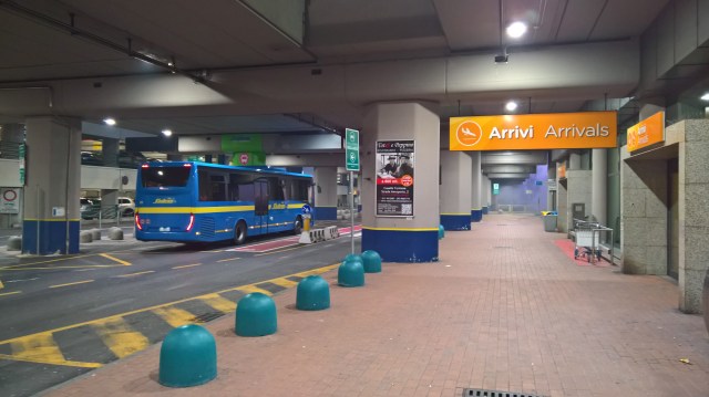 Fermata bus SADEM presso l'uscita arrivi della Aerostazione di Caselle