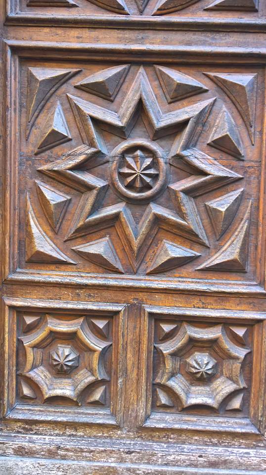 Dettagli del bel portone dell'edificio che ospita il museo MRSN