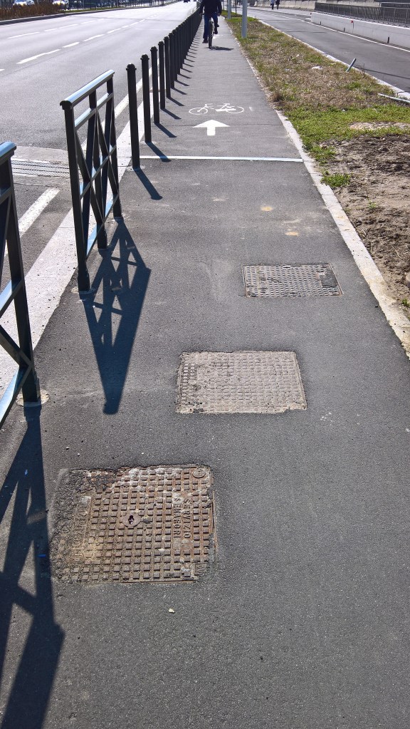 Esempio 1 di tre tombini (per allenamento di salto triplo?)