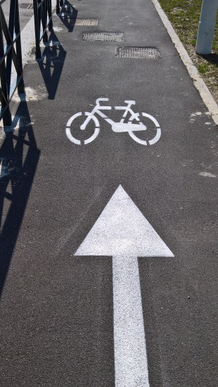 Esempio 2 di tre tombini (per allenamento di salto triplo?)