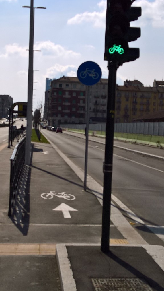 I bellissimi semafori per le biciclette (anche in corrispondenza dei soli passaggi pedonali)