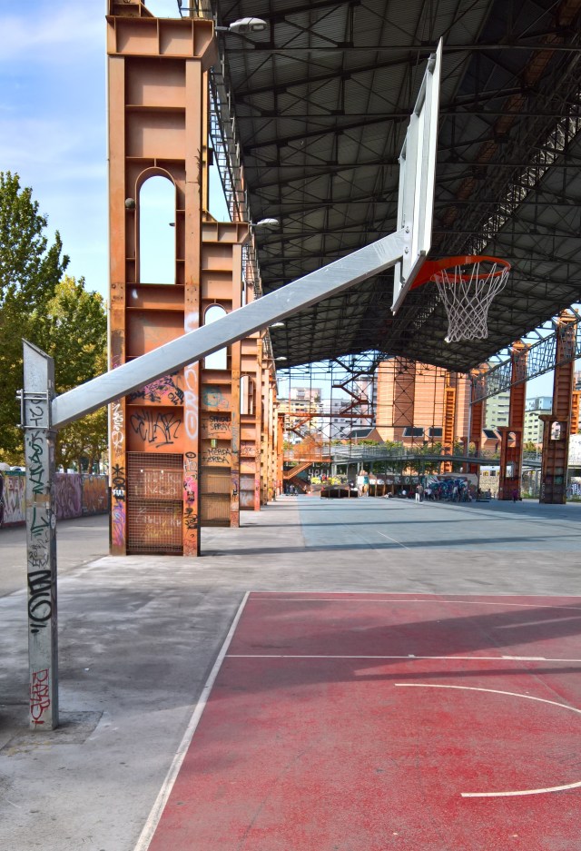 Nuovo canestro ripristinato utilizzando impropriamente la preesistente asta verticale, e collocando il canestro assai all'interno del campo di gioco