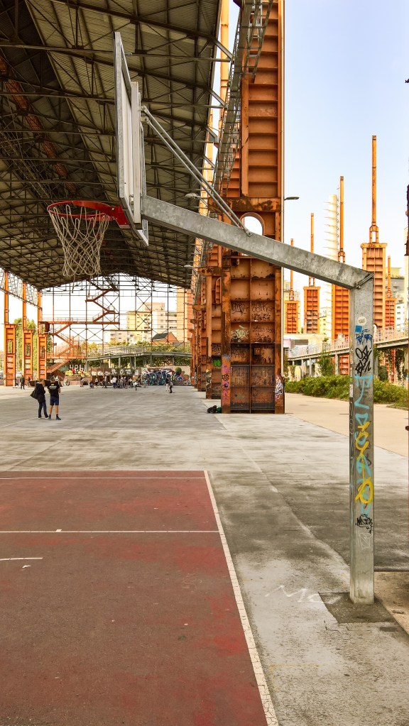 Vecchio canestro in cui, oltre a collocarlo opportunamente rispetto al campo, presenta due aste di rinforzo che rendono il pannello più robusto e stabile.