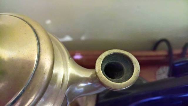 Filettare opportunamente ciascuno dei tre fori ed avvitarci il portalampade utilizzando poi un'opportuna copertura in ottone. Alternativa: saldare.